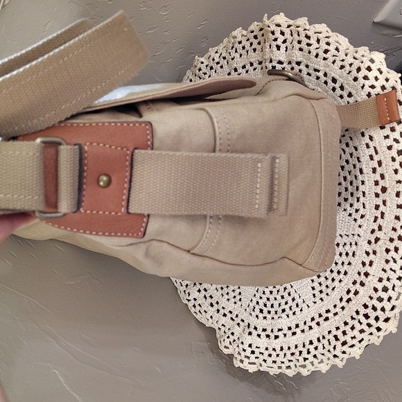 Fossil X OU Sooners Canvas Messenger Bag Tan Crimson OU Patch Adjustable Strap - Picture 6 of 9